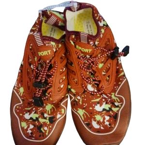 NWOT Vivay unisex water shoes with elastic  laces.  Rust red and lime green.